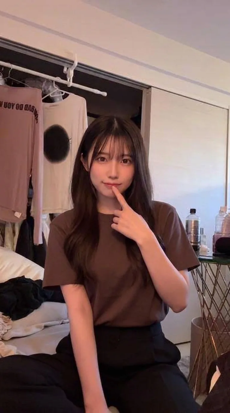 てくと(AIで作った人物の写真)。シンプルなTシャツの日は、髪をちゃんと下ろしたくなる